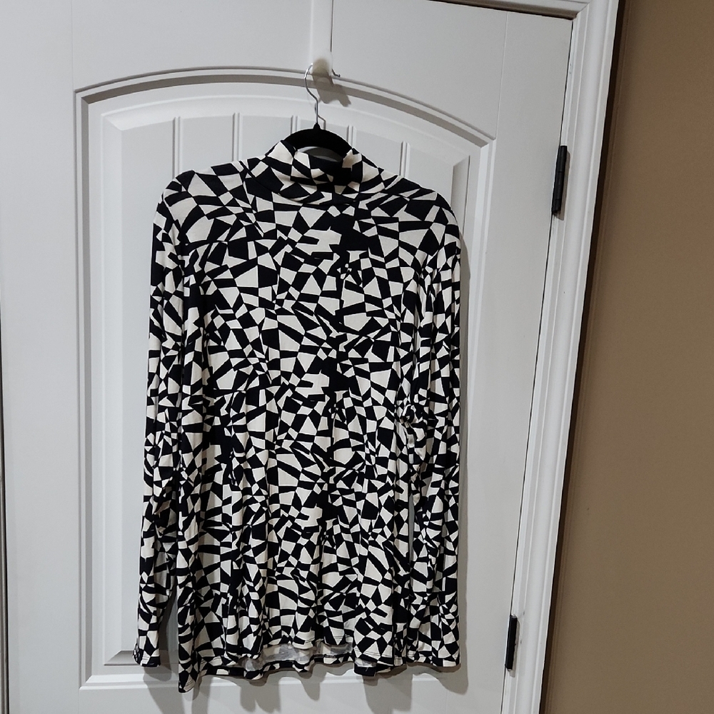 Chic Black and White Geometric Top